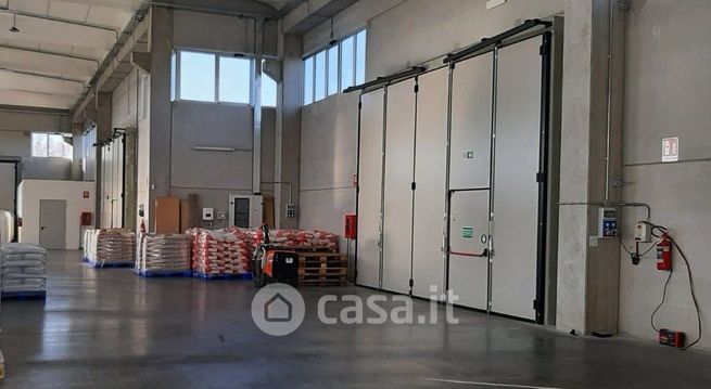 Capannone in commerciale in 