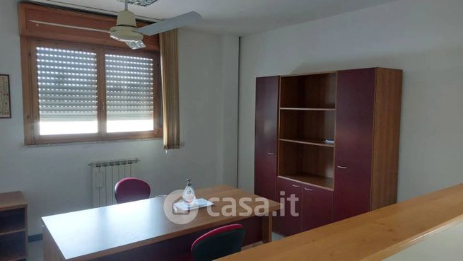 Ufficio in commerciale in Via Monte Labro