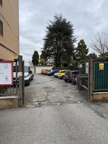 Box/posto auto in residenziale in Via Torino-Druento 376