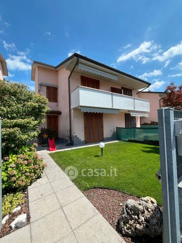 Casa bi/trifamiliare in residenziale in 