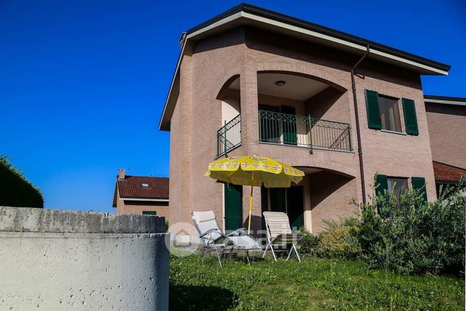 Casa bi/trifamiliare in residenziale in Via Mons Nicola Cavanna 42