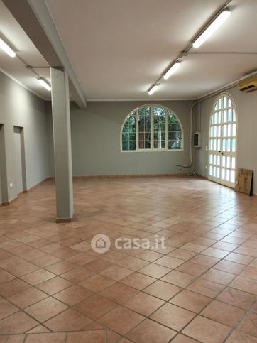 Capannone in commerciale in Via Luciano Lama 1