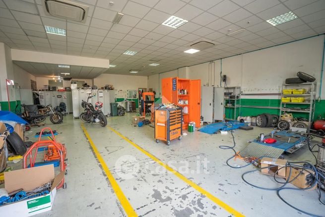 Capannone in commerciale in Via di Santa Cornelia 5