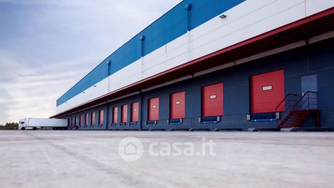 Capannone in commerciale in Via Pietro Nenni