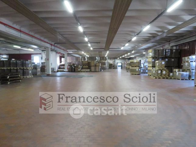 Capannone in commerciale in Via Alcide De Gasperi 4