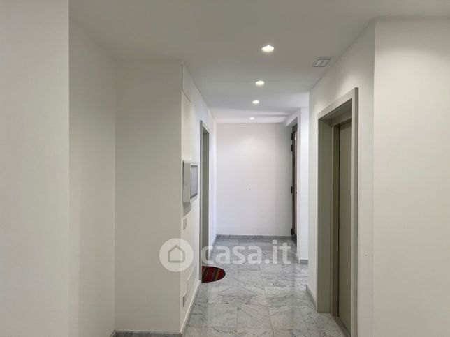 Ufficio in commerciale in Viale Crotone 147