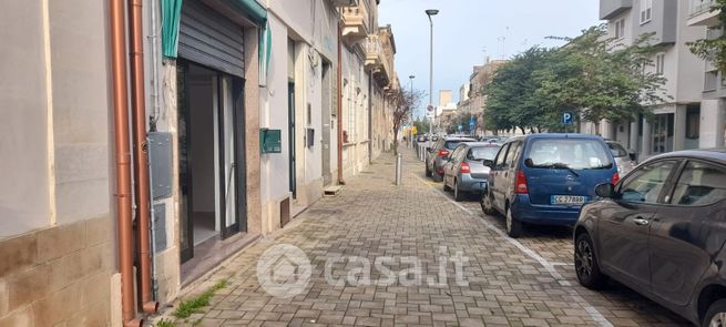 Negozio/locale commerciale in commerciale in Via di Leuca 105