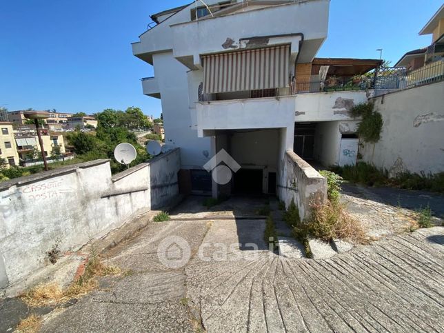 Box/posto auto in residenziale in Via Andrea Verga 74