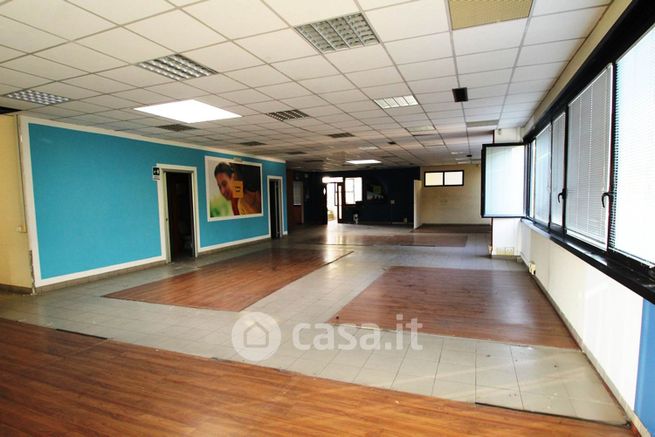Ufficio in commerciale in 