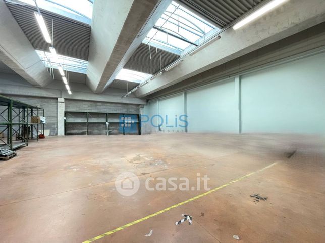 Capannone in commerciale in 