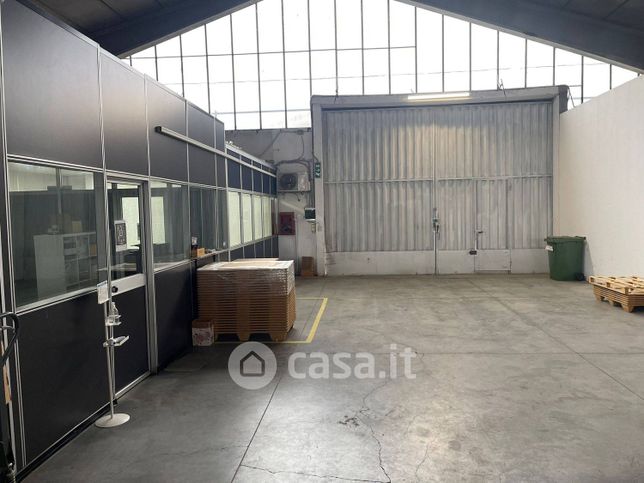 Capannone in commerciale in Via Politi