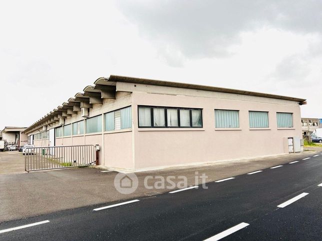 Capannone in commerciale in Via Barco