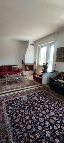 Casa bi/trifamiliare in residenziale in 