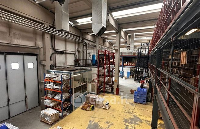 Capannone in commerciale in 