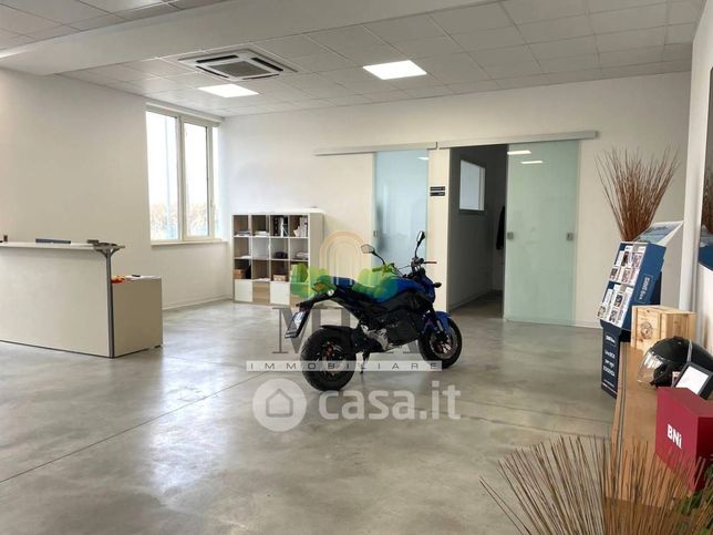 Capannone in commerciale in Via Vibrata