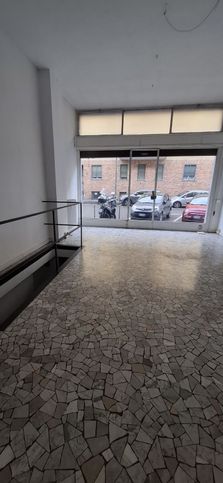 Ufficio in commerciale in Via Gardone 8