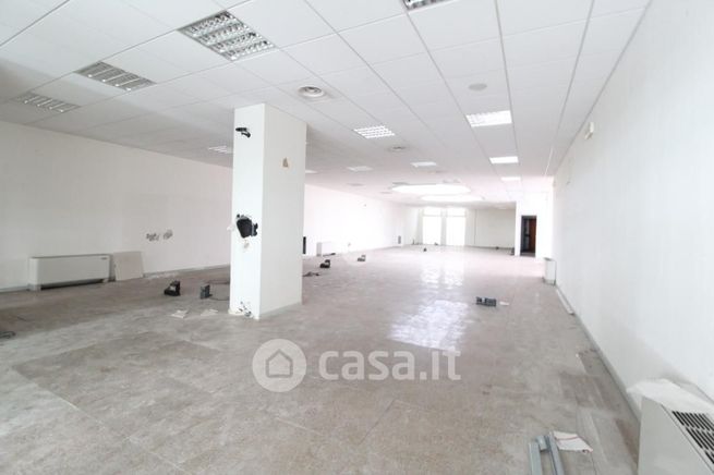 Ufficio in commerciale in 