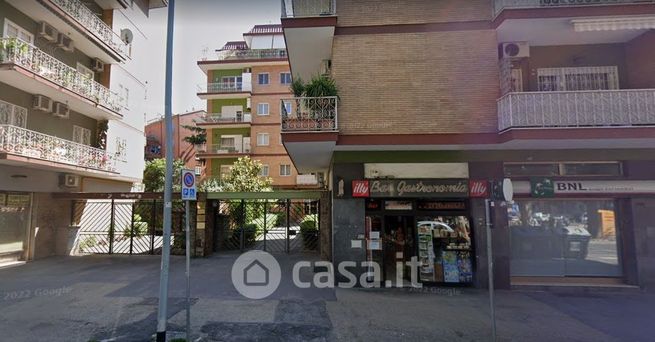 Negozio/locale commerciale in commerciale in Viale Jonio