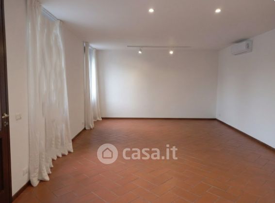 Ufficio in commerciale in 
