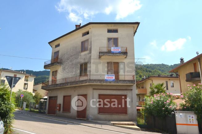 Casa bi/trifamiliare in residenziale in 