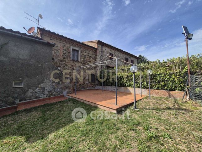 Casa bi/trifamiliare in residenziale in Strada Senza Nome