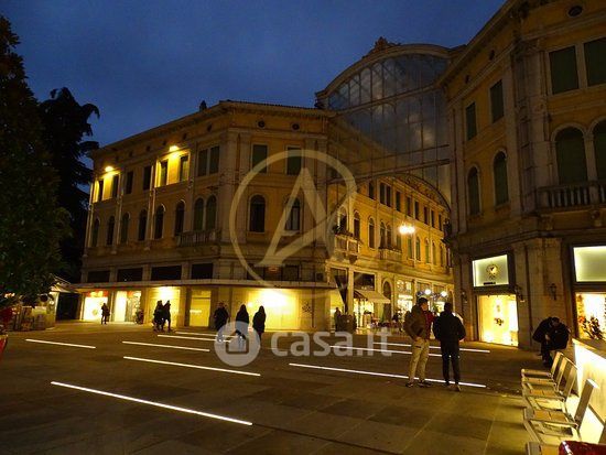 Negozio/locale commerciale in commerciale in Via Giovanni Pascoli 9 g