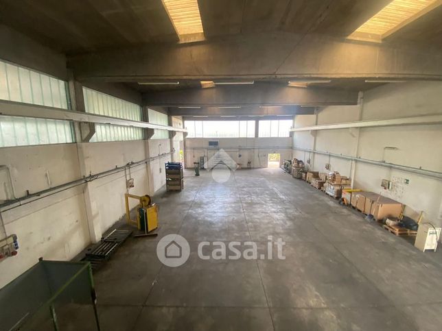 Capannone in commerciale in 