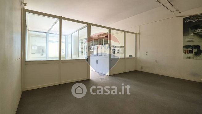 Capannone in commerciale in Via Achille Grandi 9