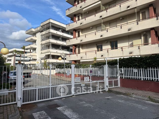 Box/posto auto in residenziale in Via Sempione 19