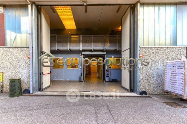 Capannone in commerciale in Via Crespi
