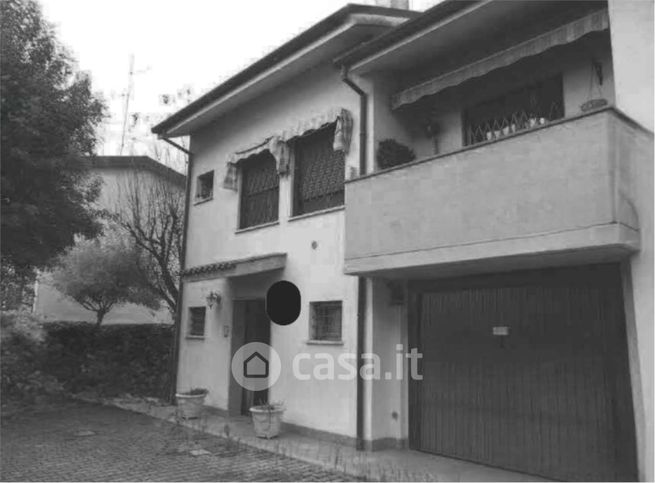 Casa indipendente in residenziale in Via Lombardia