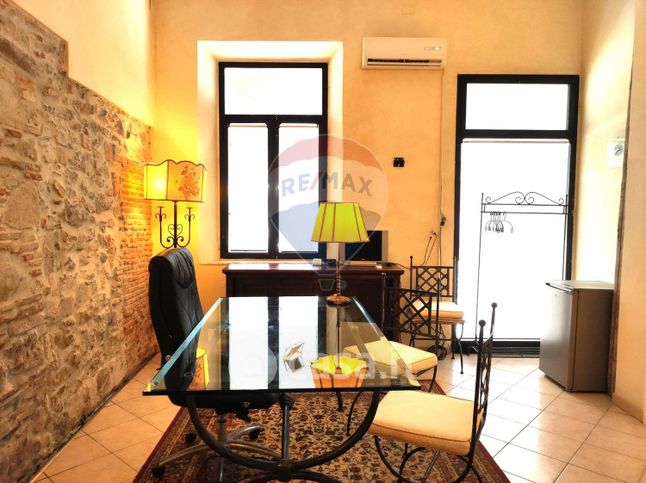 Ufficio in commerciale in Via Felice Cavallotti 186