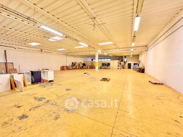 Capannone in commerciale in 