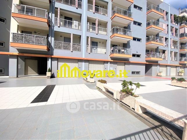 Negozio/locale commerciale in commerciale in Piazza Cavalier Michele Roberto