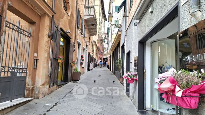 Negozio/locale commerciale in commerciale in Via Capitan Romeo 30