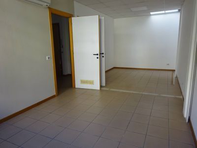 Ufficio in commerciale in Via del Lido