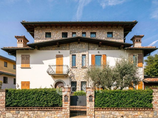 Villa in residenziale in Via Crocefisso