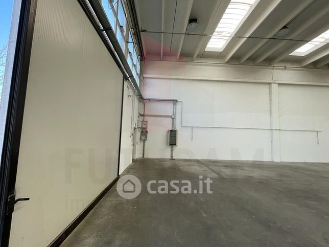 Capannone in commerciale in Via M. Cimone