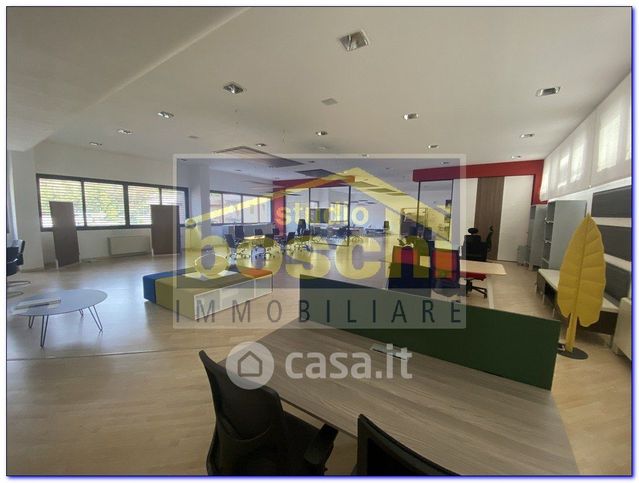 Ufficio in commerciale in 