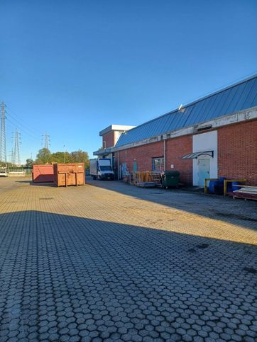 Capannone in commerciale in Via 4 Novembre