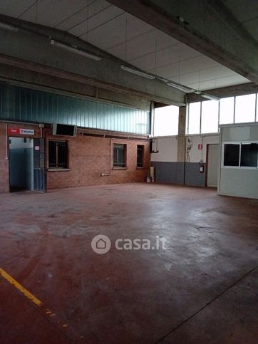 Capannone in commerciale in 