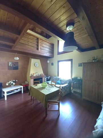 Casa bi/trifamiliare in residenziale in 