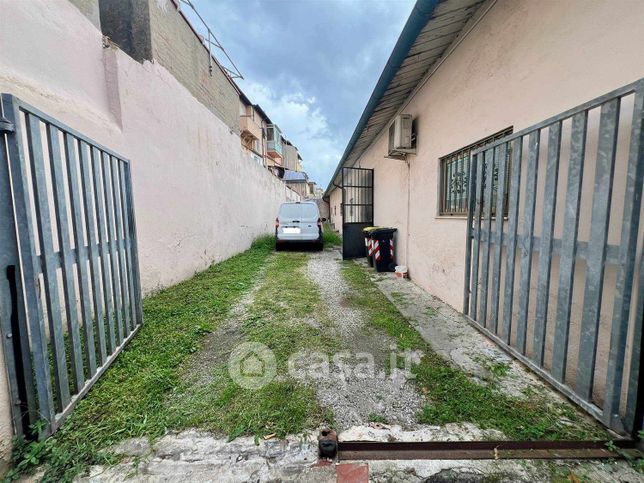 Capannone in commerciale in 