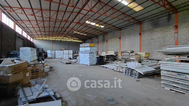 Capannone in commerciale in Via Carlo Vischia