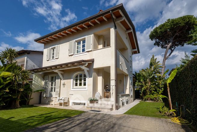 Villa in residenziale in Via Cesare Battisti 5