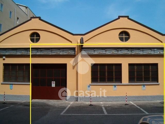 Capannone in commerciale in Via Lago di Nemi