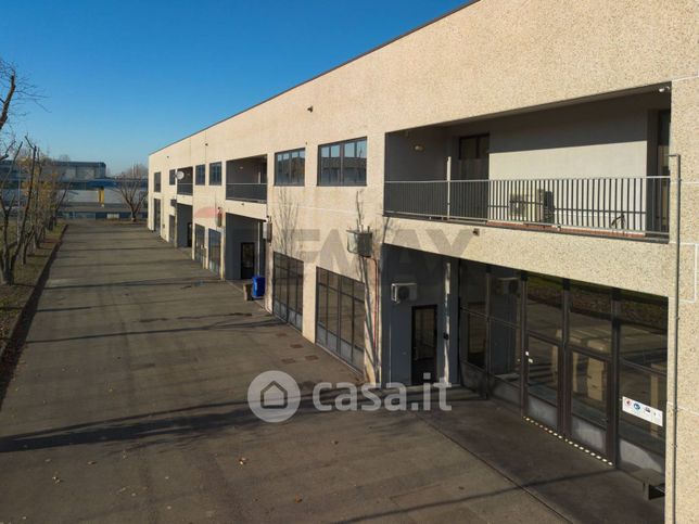 Capannone in commerciale in Strada Pedemontana Est 21