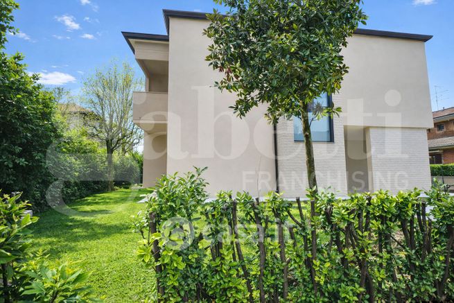 Villa in residenziale in Strada Bellaria 80