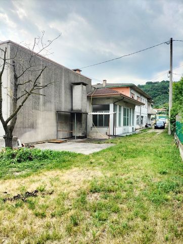 Capannone in commerciale in Via Montello