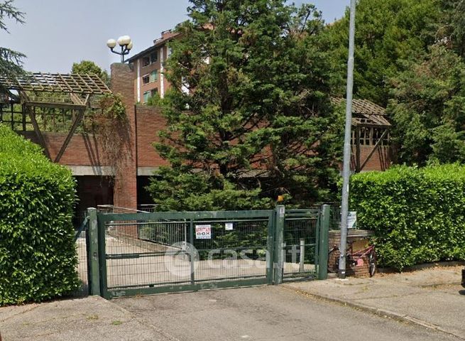 Box/posto auto in residenziale in Via Due Giugno 8